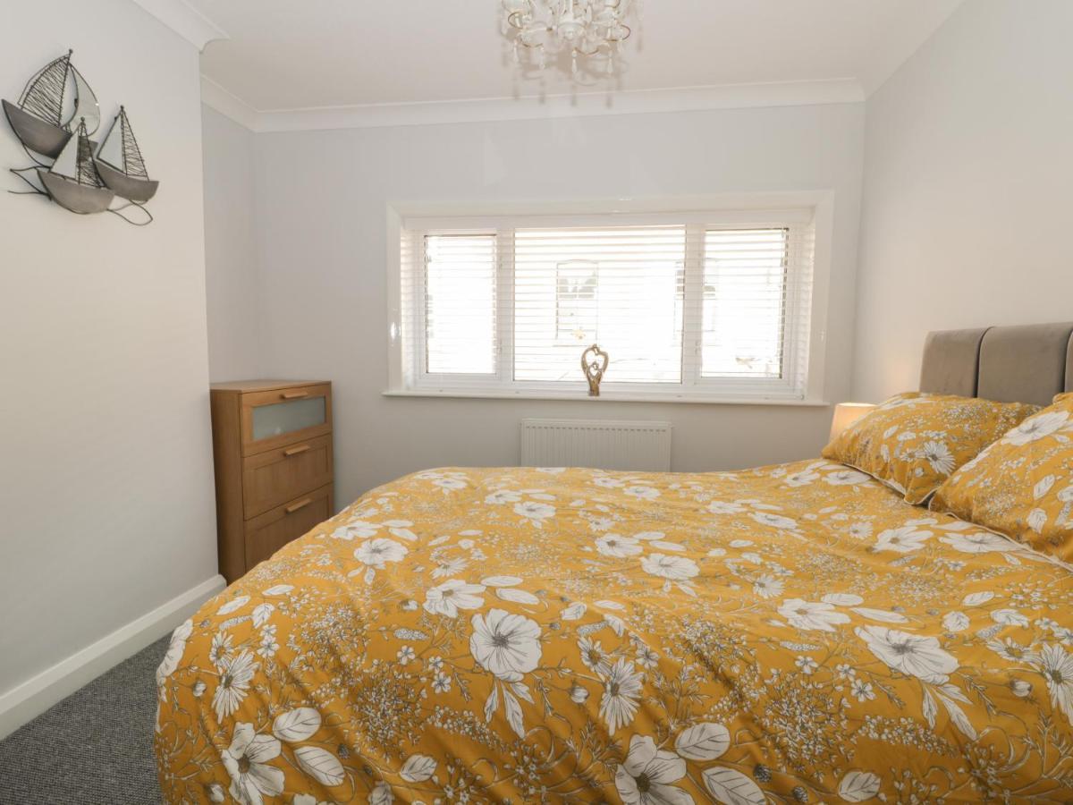 Sally'S Berth Scarborough Exterior photo